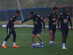 Ini menjadi latihan perdana Neymar bersama Brasil sejak absen akibat cedera metatarasal pada akhir Februari lalu. Neymar tampak berlatih bersama rekan-rekannya. (Foto: Buda Mendes/Getty Images)