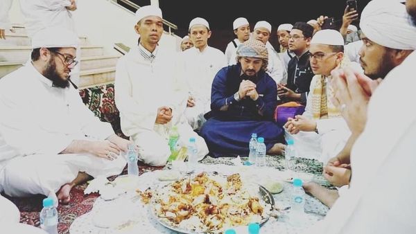 Intip Gaya Asyik Ustaz Tampan, Ahmad Al Habsyi saat Makan Hidangan Timur Tengah