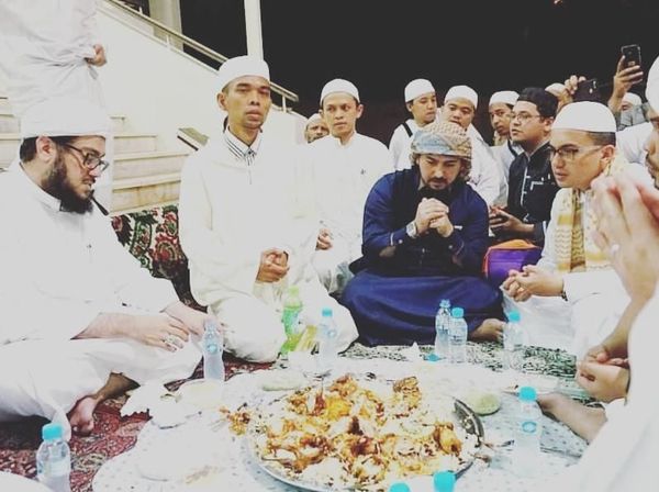 Intip Gaya Asyik Ustaz Tampan, Ahmad Al Habsyi saat Makan Hidangan Timur Tengah