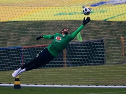 Sementara di sektor penjaga gawang, Brasil juga punya banyak kiper berkualitas. Selain Ederson Moraes, ada Alisson yang bersinar bersama AS Roma musim ini. Tampak kiper berusia 25 tahun itu sedang berlatih menghalau bola masuk ke gawangnya. (Foto: Buda Mendes/Getty Images)