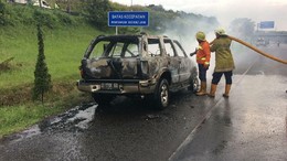 Mobil Ludes Terbakar di Tol Cipularang, Sopir Selamat Mobil Ludes Terbakar di Tol Cipularang, Sopir Selamat