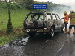 Mobil Ludes Terbakar di Tol Cipularang, Sopir Selamat