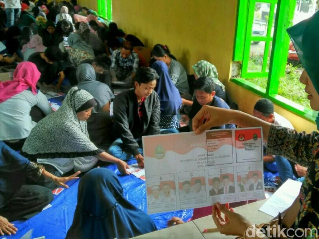Lipat Ratusan Ribu Surat Suara, KPU Ciamis Temukan Kertas Rusak Lipat Ratusan Ribu Surat Suara, KPU Ciamis Temukan Kertas Rusak