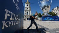 Seseorang melintas di depan papan bertuliskan Final Kyiv 2018. (Foto: Valentyn Ogirenko/Reuters)