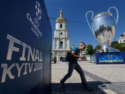 Seseorang melintas di depan papan bertuliskan Final Kyiv 2018. (Foto: Valentyn Ogirenko/Reuters)