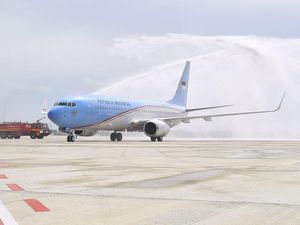 Pesawat Kepresidenan Mandi di Bandara Kertajati