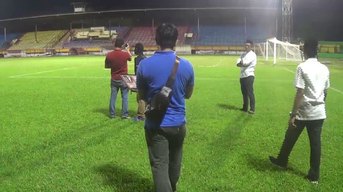 Verifikasi di Stadion Andi Mattalata, markas PSM Makassar (Foto: Reinhard Soplantila) Verifikasi di Stadion Andi Mattalata, markas PSM Makassar (Foto: Reinhard Soplantila)
