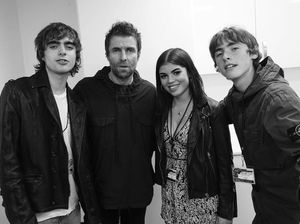 Pesona Putri Vokalis Oasis yang Baru Bertemu Ayahnya Pascapisah 19 Tahun