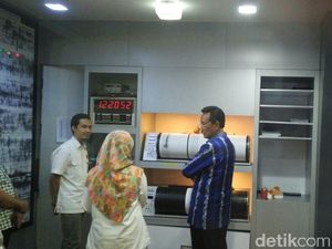Pantau Merapi, Sultan HB X Kunjungi Kantor BPPTKG Yogya Pantau Merapi, Sultan HB X Kunjungi Kantor BPPTKG Yogya