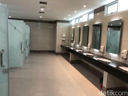 Bule Kaget Lihat Ibu-ibu Pipis di Lantai Toilet Bandara Soetta