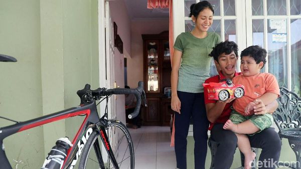 Keakraban Aiman, Istri dan Anak di Luar Lintasan Balap