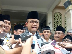 Anies Minta Bina Marga Perbaiki Lubang yang Bikin Mobil Nyungsep