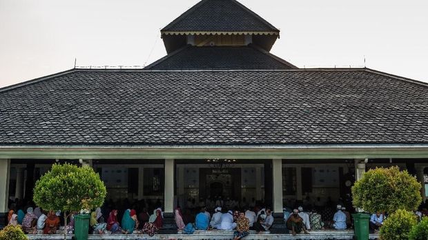 Umat muslim mengikuti pengajian Ramadan di serambi Masjid Agung Demak, Bintoro, Demak, Jawa Tengah, Minggu (20/5). Masjid yang didirikan Raja Demak Raden Patah bersama Sembilan Wali (Wali Songo) yang sekaligus berperan sebagai pusat penyebaran agama Islam di Pulau Jawa pada abad ke-15 tersebut menjadi sentra kegiatan peribadatan serta keagamaan warga setempat maupun luar kota terutama pada bulan suci Ramadan. ANTARA FOTO/Aji Styawan/kye/18.