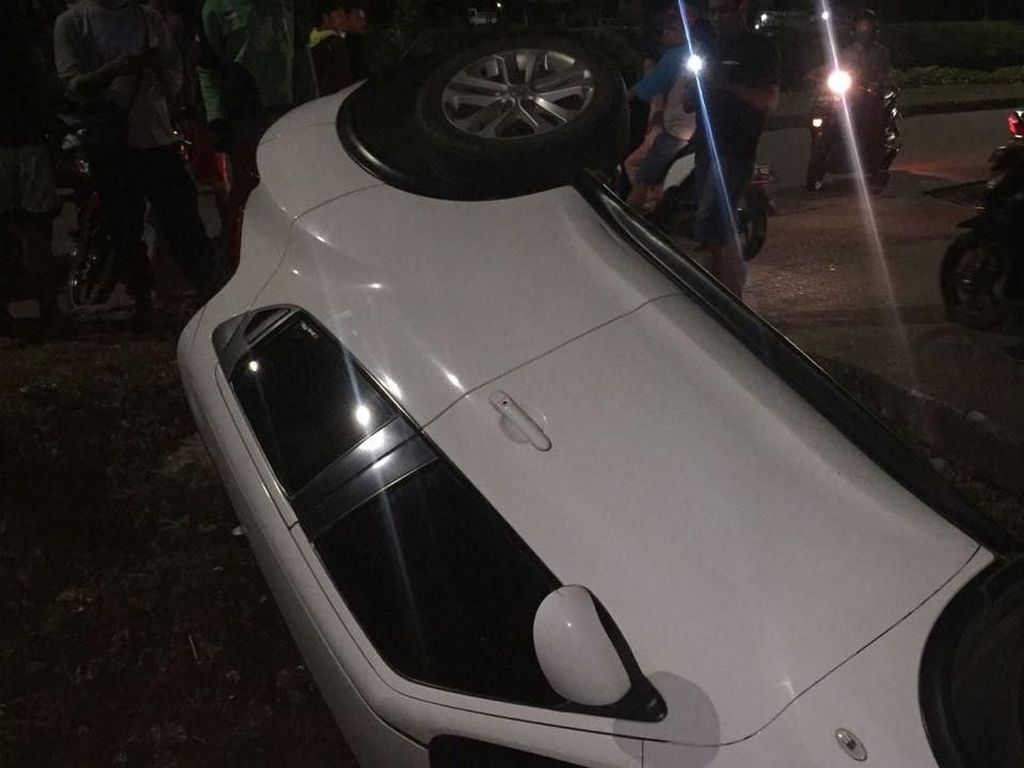 Petugas Damkar Evakuasi Mobil Terperosok ke Parit di BKT Petugas Damkar Evakuasi Mobil Terperosok ke Parit di BKT