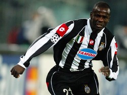 Lilian Thuram mengisi posisi bek dalam skema 3-4-3 ini . Dia dibeli Juventus dari Parama dengan harga 41,5 juta euro pada 2001. (Foto: Phil Cole/Getty Images)