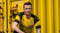 Borussia Dortmund tampil lebih segar dengan seragam barunya. Garis-garis horisontal musim lalu dihilangkan, dengan corak kini dialihkan ke bahu dan lengan. (Foto: Istimewa)