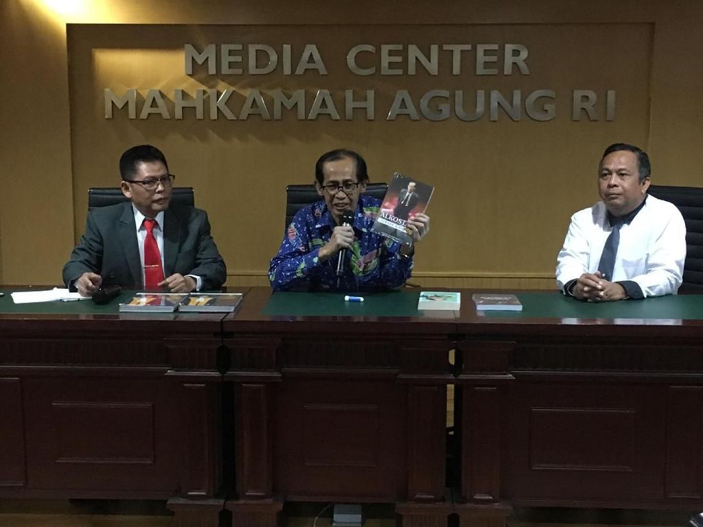 Artidjo Tidak Angkat Telepon Bila Tak Ada Nama di HP-nya Artidjo Tidak Angkat Telepon Bila Tak Ada Nama di HP-nya