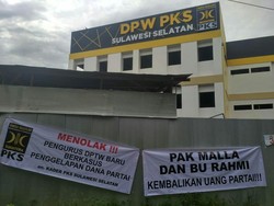Spanduk Tolak Penggelap Dana Partai Terbentang di DPW PKS Sulsel