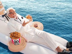Lucunya! KFC Bagikan Hadiah Pelampung Sebesar Colonel Sanders