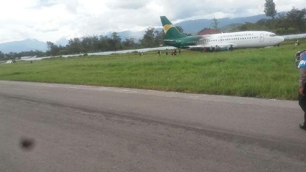 Penampakan Pesawat Kargo Tergelincir di Bandara Wamena