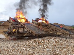 Polisi Bakar Peralatan Tambang Emas Ilegal di Riau