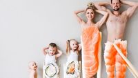Keren dan Unik! Foto Keluarga Ini Dibuat dengan Konsep Sushi hingga Keju