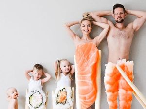 Keren dan Unik! Foto Keluarga Ini Dibuat dengan Konsep Sushi hingga Keju