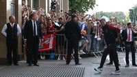 Manajer Liverpool Juergen Klopp turun dari bus Liverpool dan disambut fans. Senyum mengembang terlihat dari wajah Klopp. (Foto: Viacheslav Ratynskyi/Reuters)