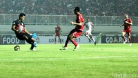 Novri dengan dingin mencetak gol dengan tenang lewat tembakan melewati kedua kaki Dede Sulaiman.