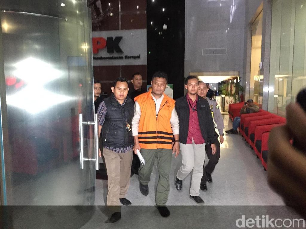 Geledah Kantor Bupati Buton Selatan, KPK Temukan Dokumen Proyek Geledah Kantor Bupati Buton Selatan, KPK Temukan Dokumen Proyek
