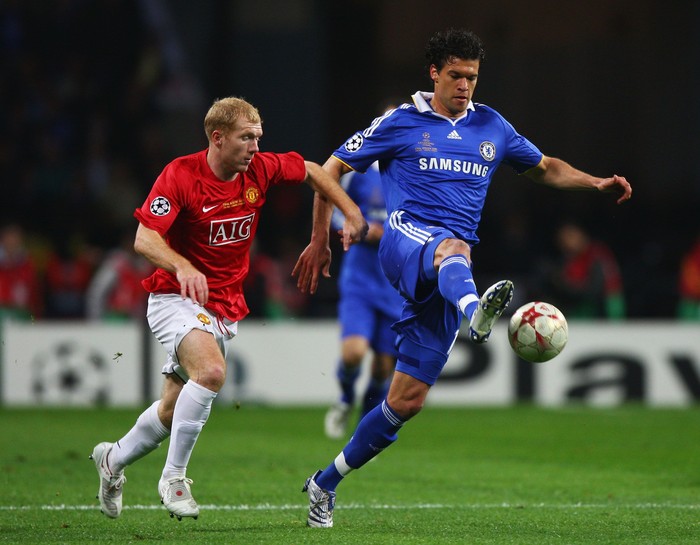   Michael Ballack of Chelsea controls the ball under pressure from Paul Scholes of Manchester United during the UEFA Champions League Final match between Manchester United and Chelsea at the Luzhniki Stadium on May 21, 2008 in Moscow, Russia.  (Photo by Michael Steele/Getty Images)
