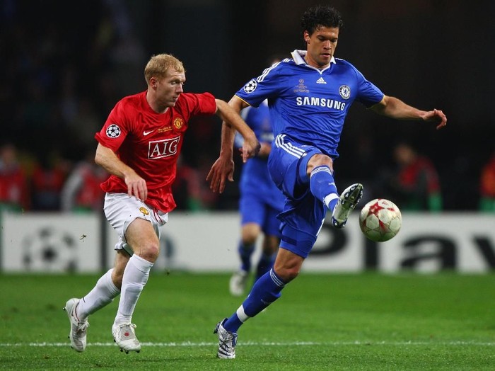 MOSCOW - MAY 21:  Michael Ballack of Chelsea controls the ball under pressure from Paul Scholes of Manchester United during the UEFA Champions League Final match between Manchester United and Chelsea at the Luzhniki Stadium on May 21, 2008 in Moscow, Russia.  (Photo by Michael Steele/Getty Images)