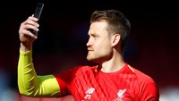 Jasper Cillessen dispekulasikan ingin dapat menit main lebih banyak sehingga bisa saja meninggalkan Barcelona. Sejumlah kiper, untuk pelapis, pun kini dikaitkan dengan Blaugrana jika Cillessen pergi. Di antara nama teratas ada Simon Mignolet (Liverpool). (Foto: Phil Noble/Reuters)