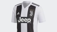 Seragam baru Juventus menampilkan garis vertikal yang lebih lebar. Bentuk kerah berubah dari kerah kancing ke V-neck. (Foto: Istimewa)