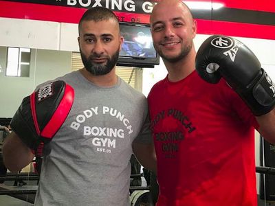 Foto: Macho! Maher Zain Isi Waktu Luang dengan Tinju dan Kickboxing