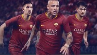 Sekilas seperti tak ada yang berubah dari seragam AS Roma. Namun jika diteliti, ada motif rantai pada seragam baru mereka sementara di lengan terdapat corak garis-garis. Warnanya juga lebih gelap ketimbang musim lalu. (Foto: Nike)