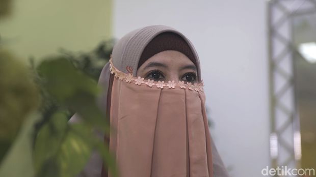 {Sabtu} 2 Artis Hijrah Usai Dikhianati Suami, Jadi Pendakwah & Berbisnis