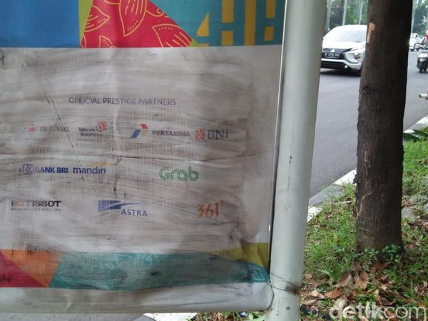 Foto: Before-After Coretan Banner Asian Games yang Dibersihkan