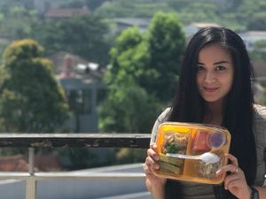 Cantik dan Doyan Makan, Begini Aksi Juwita Bahar Ketika Ngemil