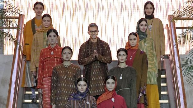 Sentuhan Lurik dan Tenun 'Ikat Indonesia' di Busana Muslim