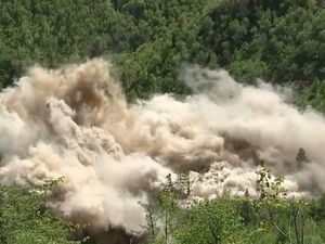 Korut Ledakkan 3 Terowongan Nuklir Korut Ledakkan 3 Terowongan Nuklir