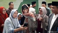Gaya Sri Mulyani Berjilbab di Pesantren Ponorogo
