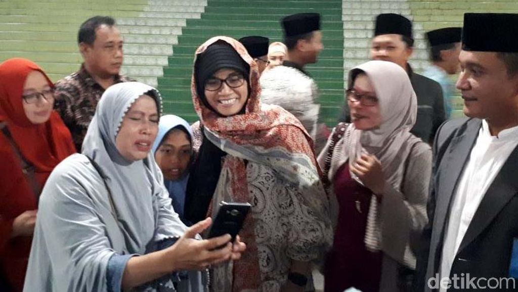 Gaya Sri Mulyani Berjilbab di Pesantren Ponorogo Gaya Sri Mulyani Berjilbab di Pesantren Ponorogo