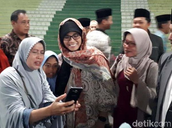 Gaya Sri Mulyani Berjilbab di Pesantren Ponorogo
