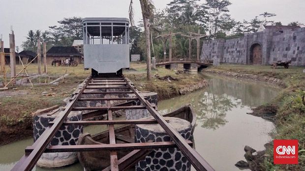 Hanung bahkan membangun lintasan trem untuk memberi kesan lawas dalam filmnya.