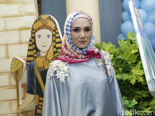 Mulan Jameela Mantap Kenakan Hijab