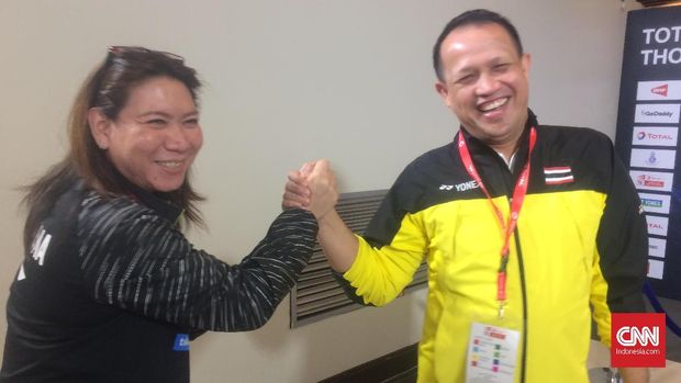 Susi Susanty dan Rexy Mainaky bersalaman di sela Piala Uber 2018