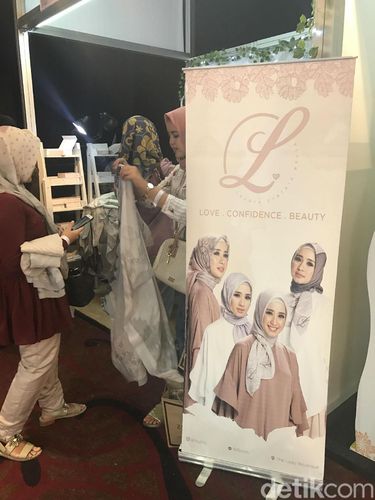 Hijab Laudya Cynthia Bella Laris Manis Jelang Lebaran, Dijual Rp 200 Ribuan