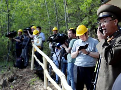 Foto: Saat Wartawan Asing Liput Peledakan Situs Nuklir Korut