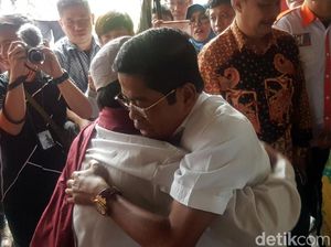 Momen Mensos Dipeluk Orang Gangguan Jiwa di Sukabumi Momen Mensos Dipeluk Orang Gangguan Jiwa di Sukabumi
